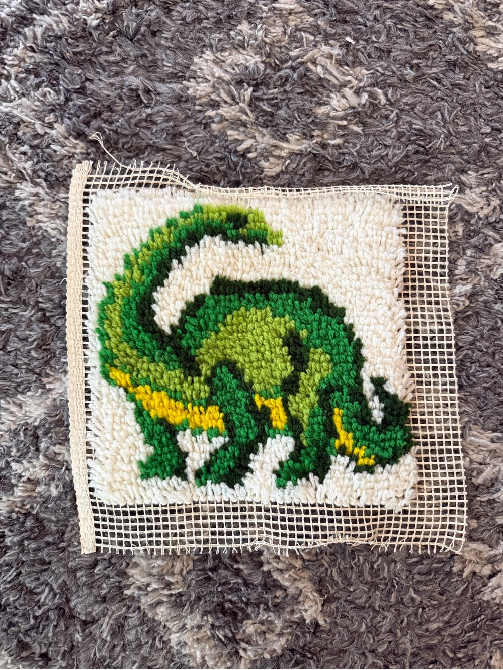 Vintage Dinosaur Latch Hook Design